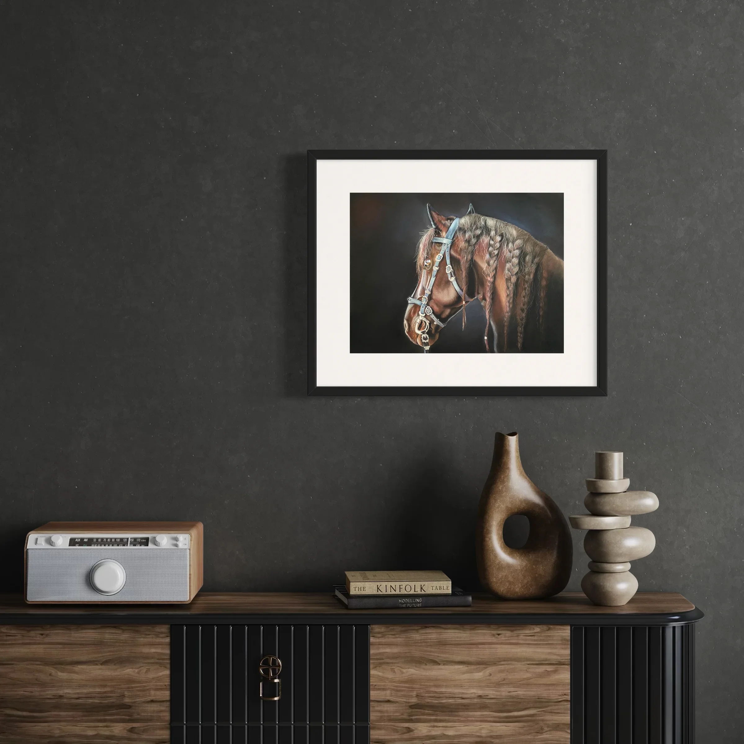 L'Andalou mis en situation dans un intérieur contemporain sombre — Lydia Mériaux, artiste peintre