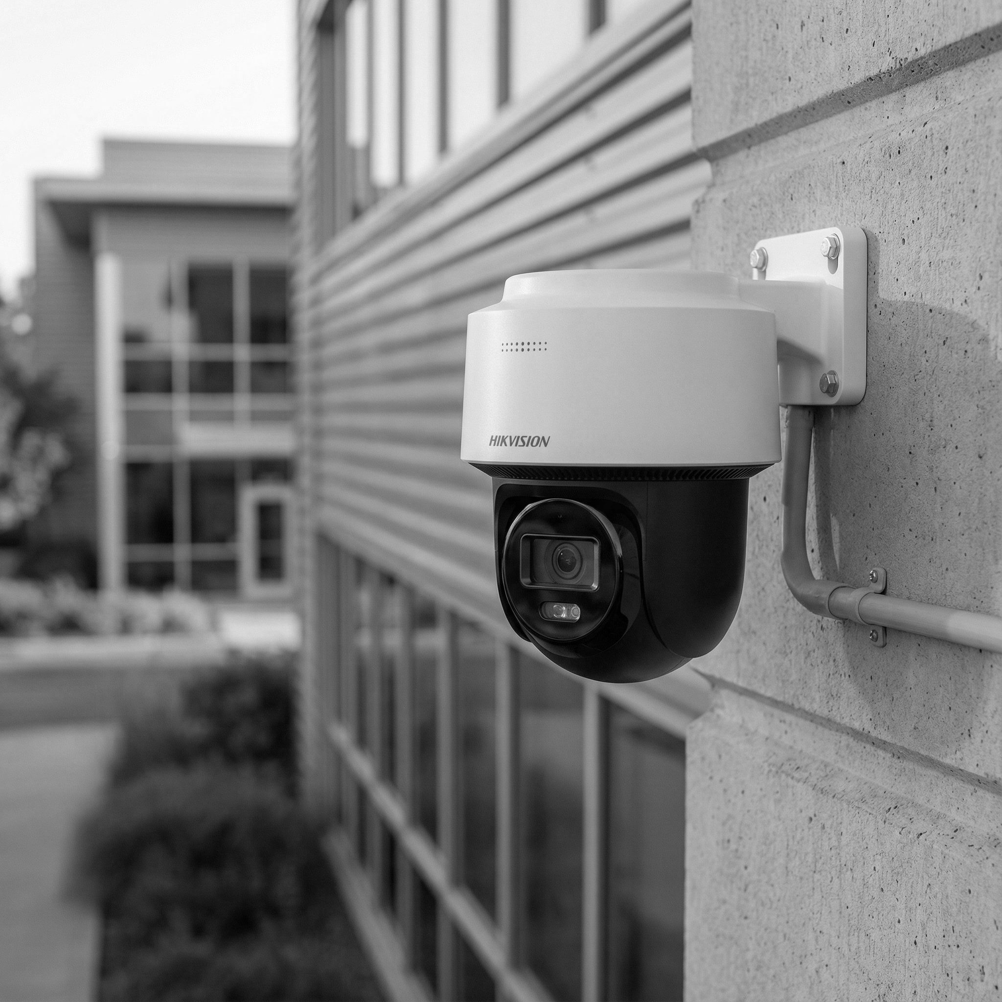 Cámaras de seguridad instaladas en una pared de concreto, en un ambiente exterior.