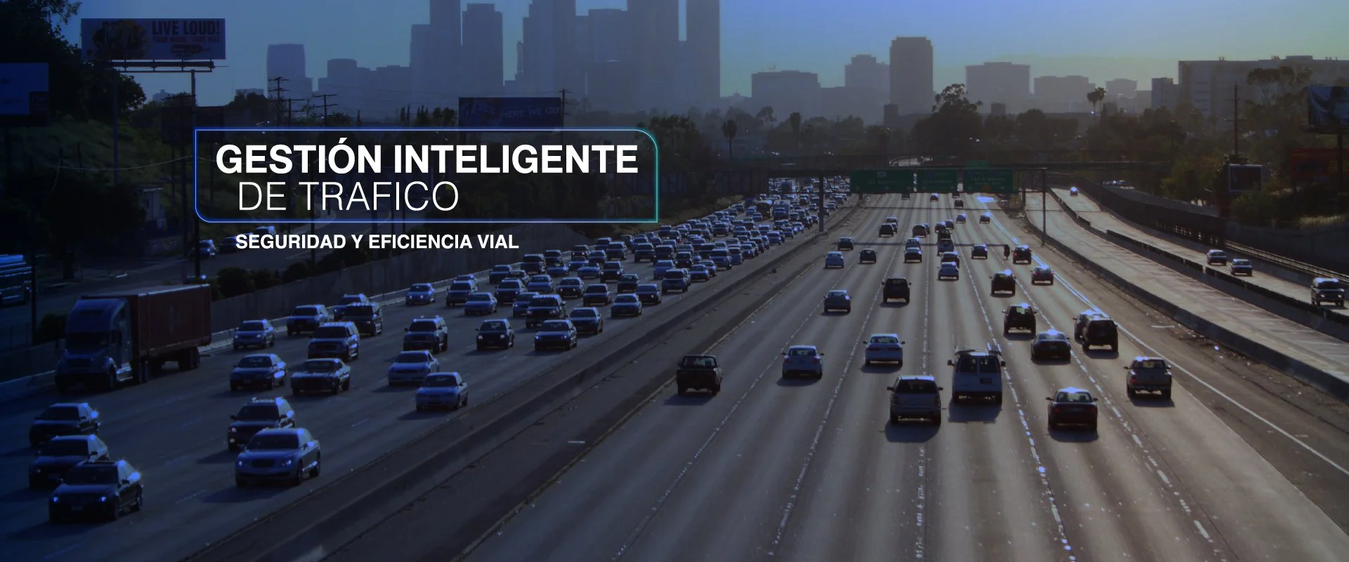 Carreteras congestionadas en Los Ángeles, con rascacielos al fondo, durante el día