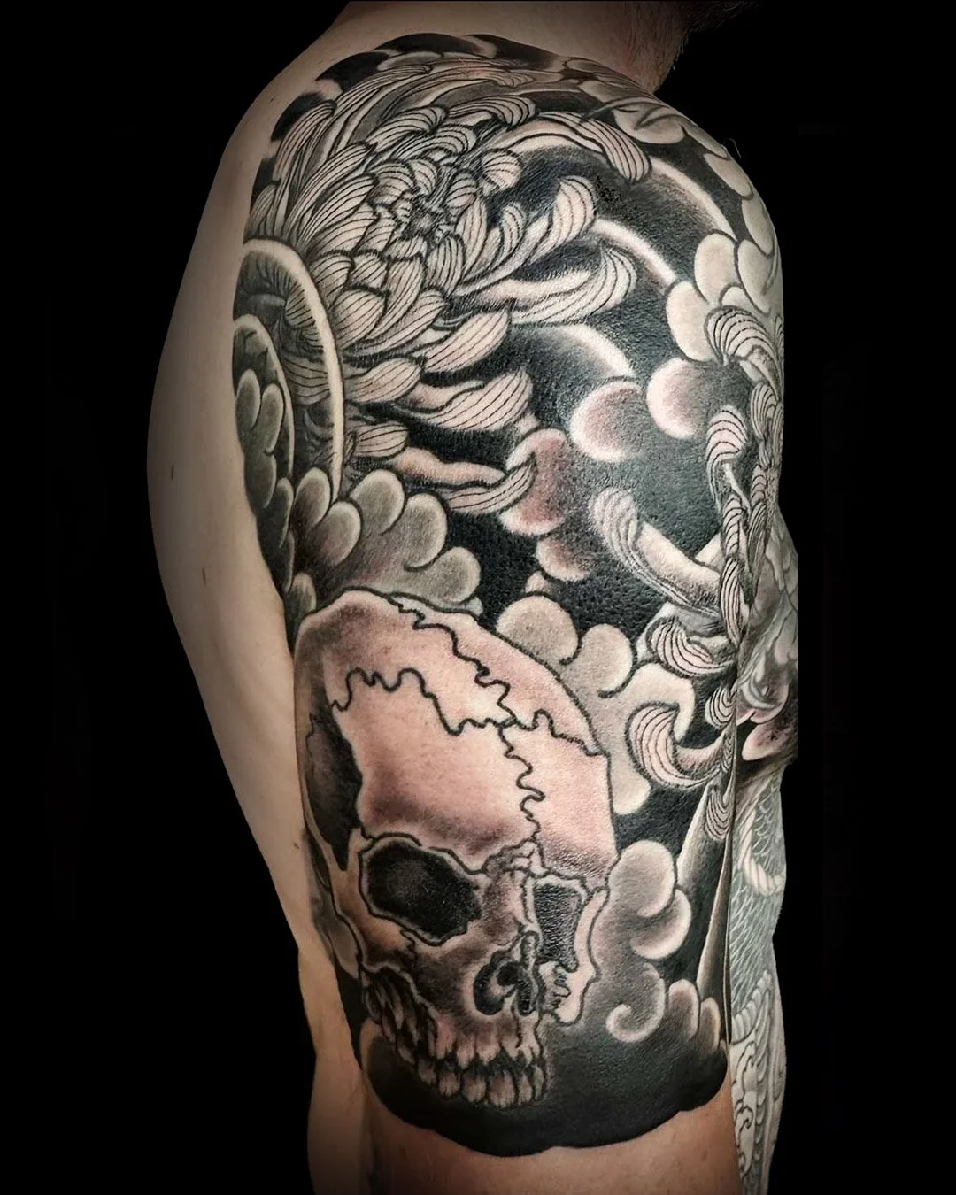 Dokuro to Kiku, Skull and Chrysanthemum, Black and Grey sleeve , Japanese Tattoo ; Halfsleeve , Horimino