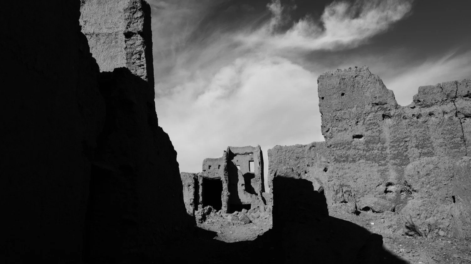 #maroc #photographiemaroc #artphoto #artphotography #ruines #ombreetlumiere #southmarocco #oldkasbah #marocco #lignesphotography #lightandshadowcontrast #contrasteombrelumiere #geometrie #geometriephotographique