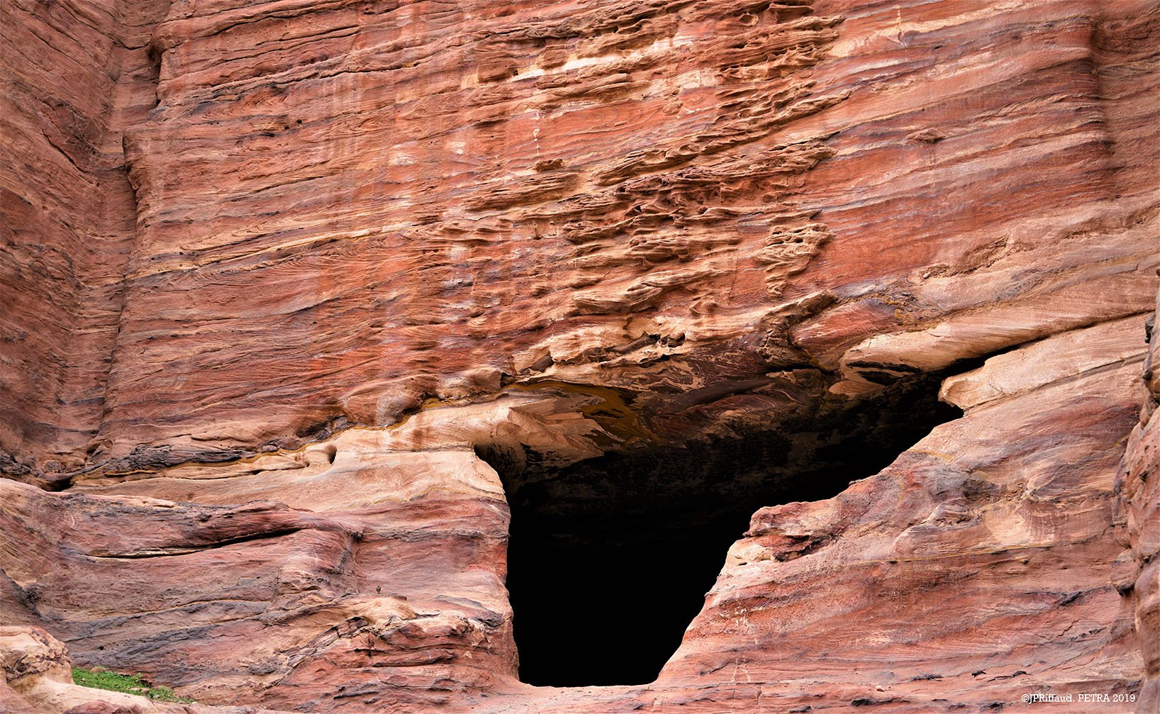 caverne dans une formation rocheuse rouge