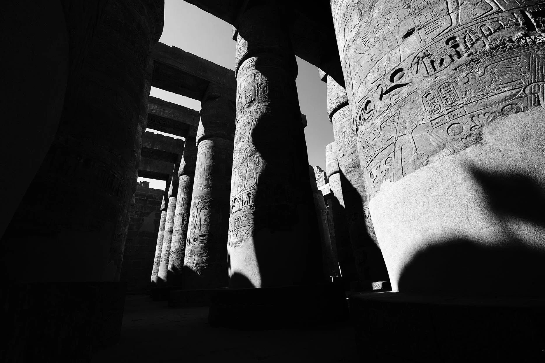 Colonnes en pierre avec des hiéroglyphes égyptiens gravés, dans un temple antique