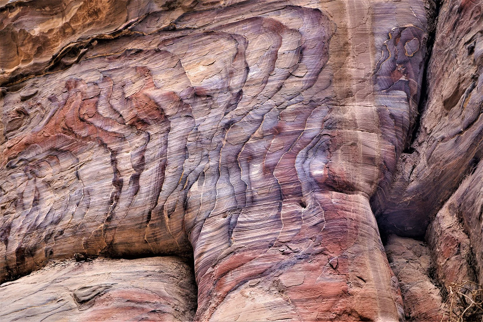Rochers colorés avec des rayures et des formations rocheuses naturelles.