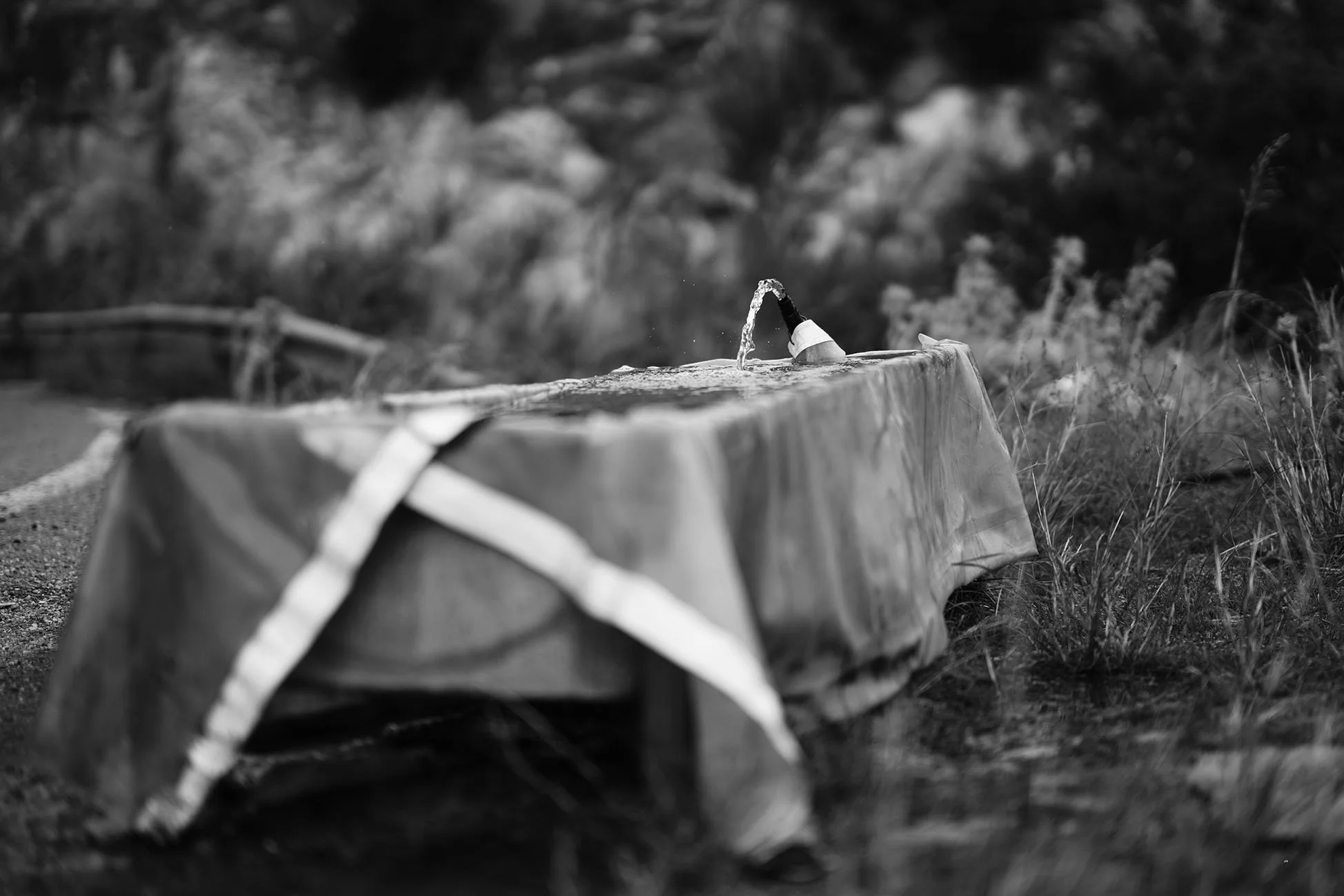 Une fontaine faite avec une vieille machine à laver abandonnée en plein air, avec de l'eau coulant du robinet.
