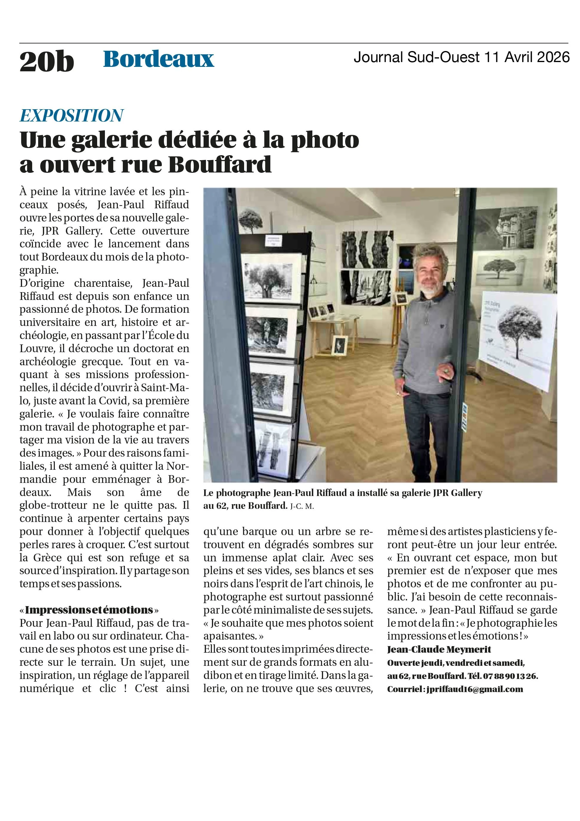 Article de journal avec une photo de Jean-Paul Riffaud dans sa galerie d'art située au 62, rue Bouffard, montrant un homme blonde avec une veste gris clair dans son espace d'exposition. La galerie présente plusieurs œuvres en noir et blanc et en couleur sur les murs.