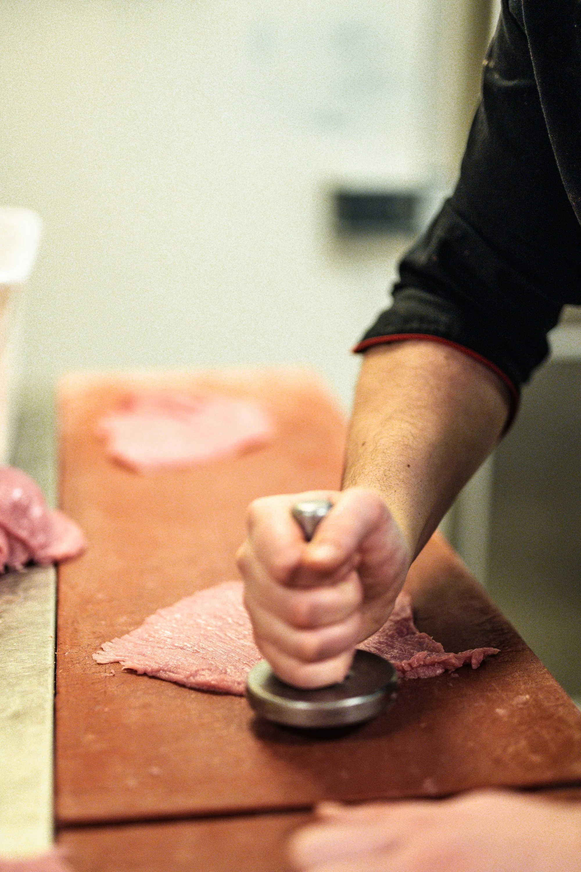 Une personne prépare un steak haché pour faire un hamburger