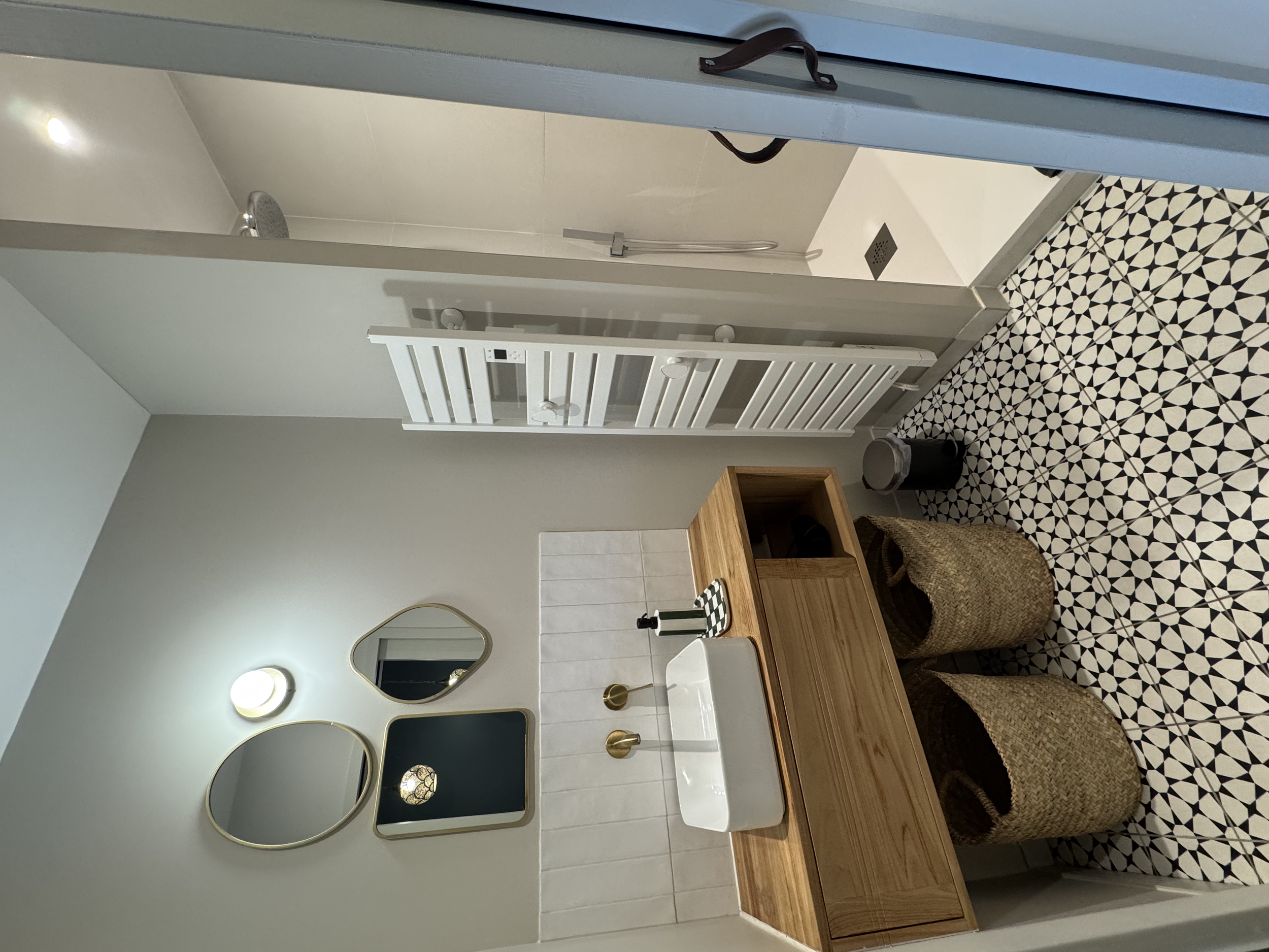 Salle de bain moderne et fonctionnelle avec douche à l'italienne au gîte L'Adresse Rempart Sud - Duplex.