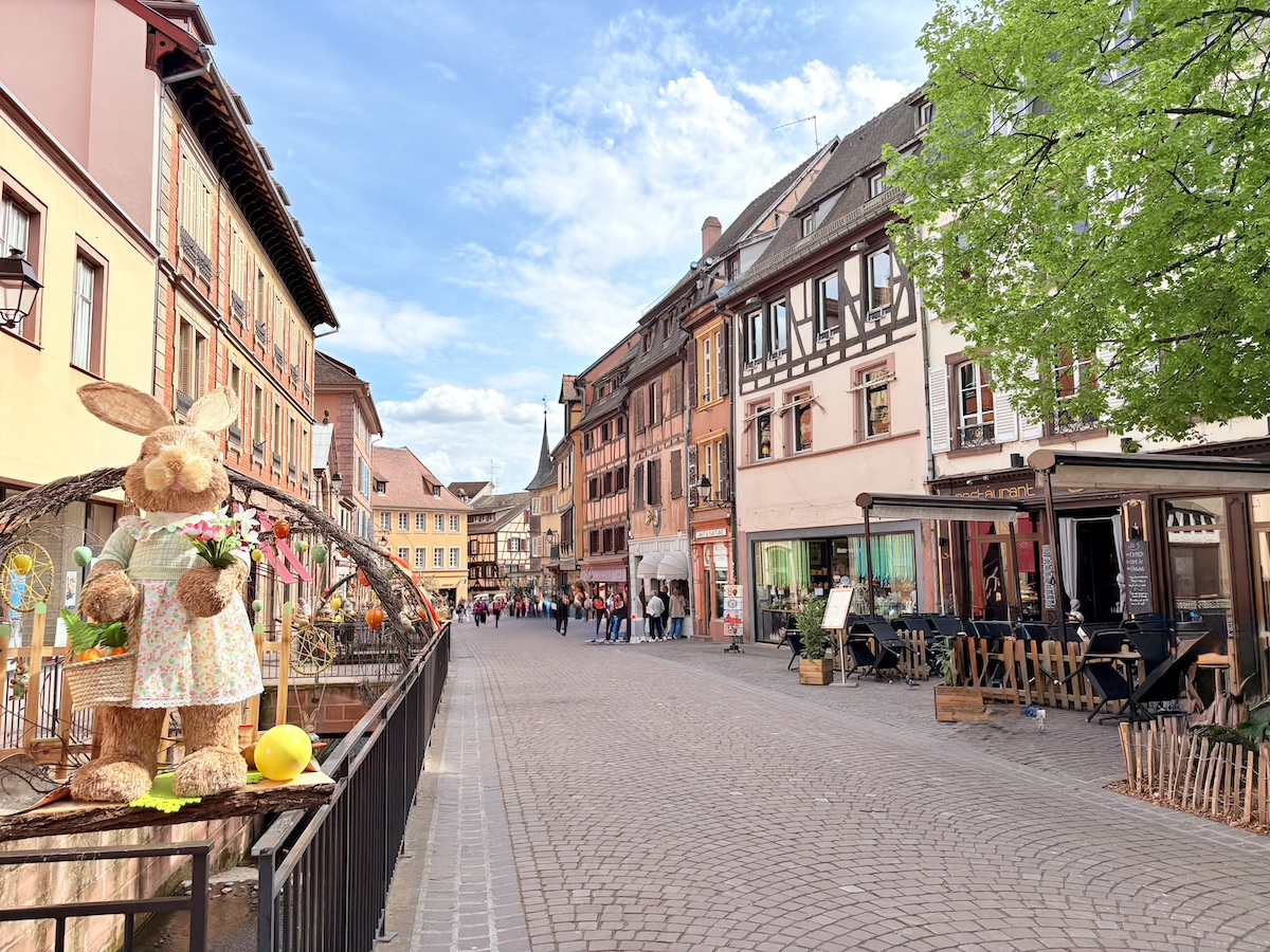 Balade dans les ruelles pavées entourées de maisons alsaciennes en Alsace proche du Cathedral View Colmar.