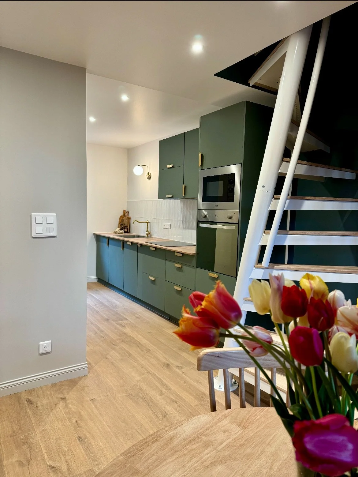 Séjour d'exception au Duplex L'Adresse Rempart Sud : salon design, cuisine équipée, vue sur les remparts et charme des colombages à Eguisheim