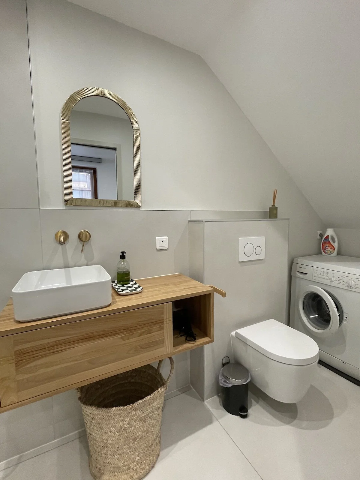 Salle de bain contemporaine avec machine à laver le linge