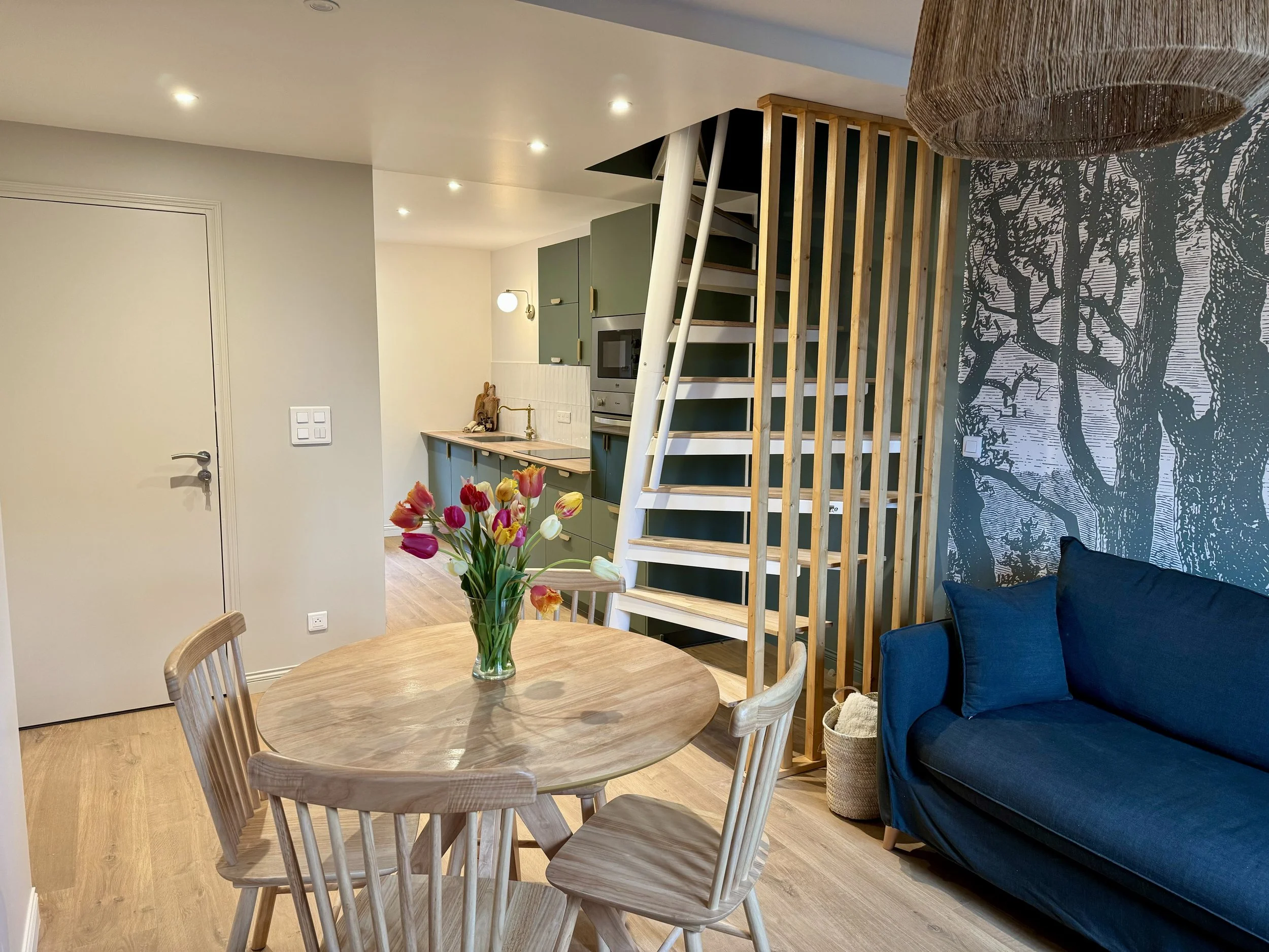 Salon confortable et escalier design à l'Adresse Rempart Sud à Eguisheim