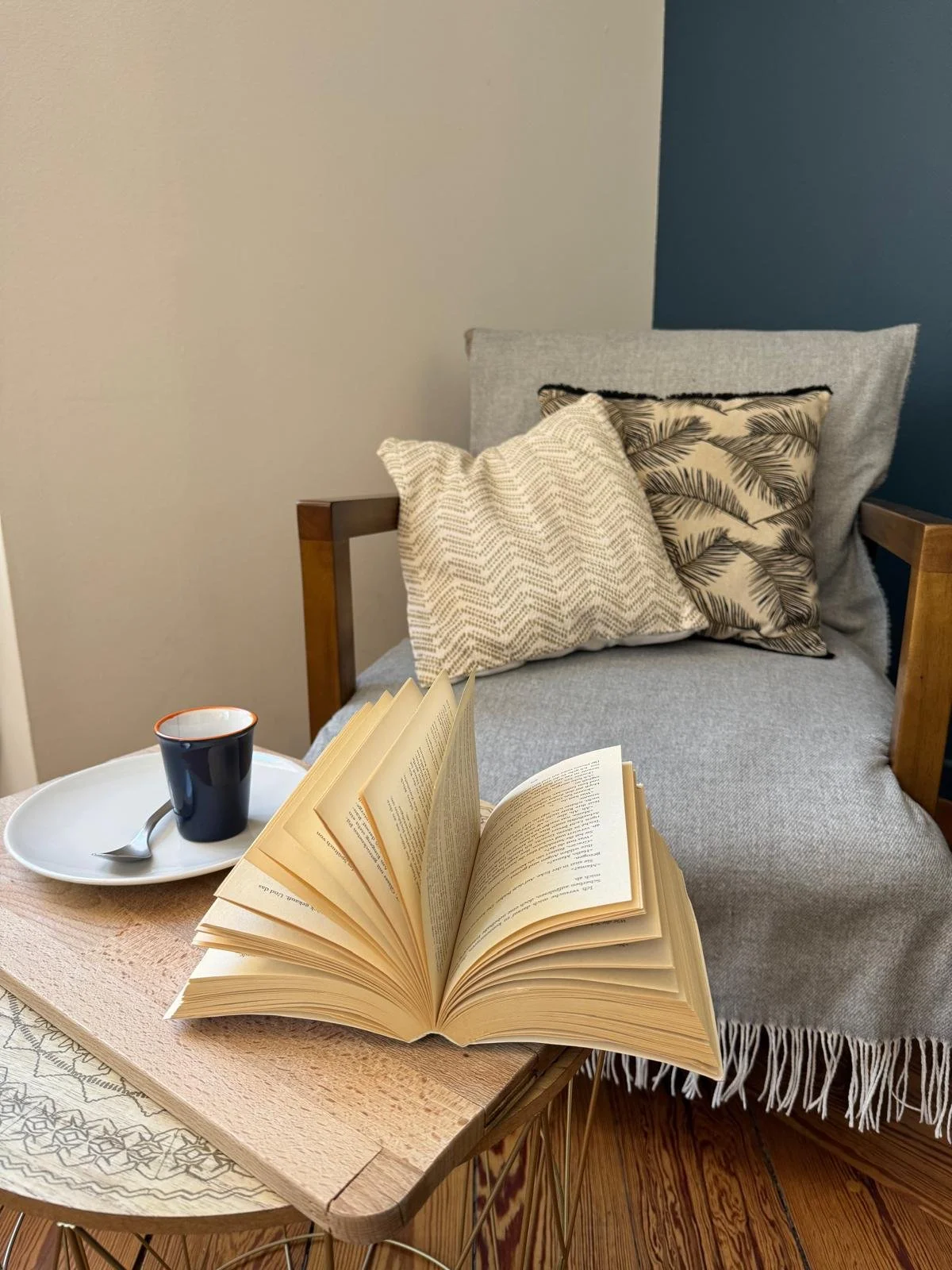 Détente avec un café et un livre pour contempler la vue sur la Collégiale de Colmar
