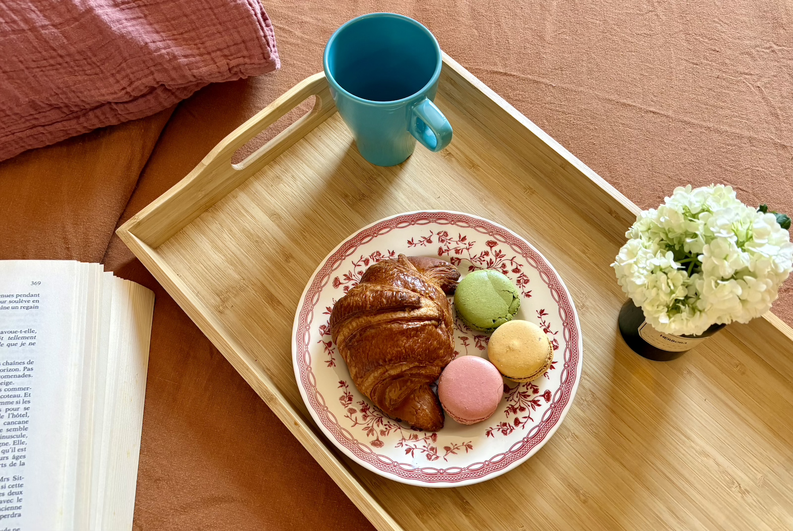 Décoration et petit déjeuner dans le centre historique d'Eguisheim