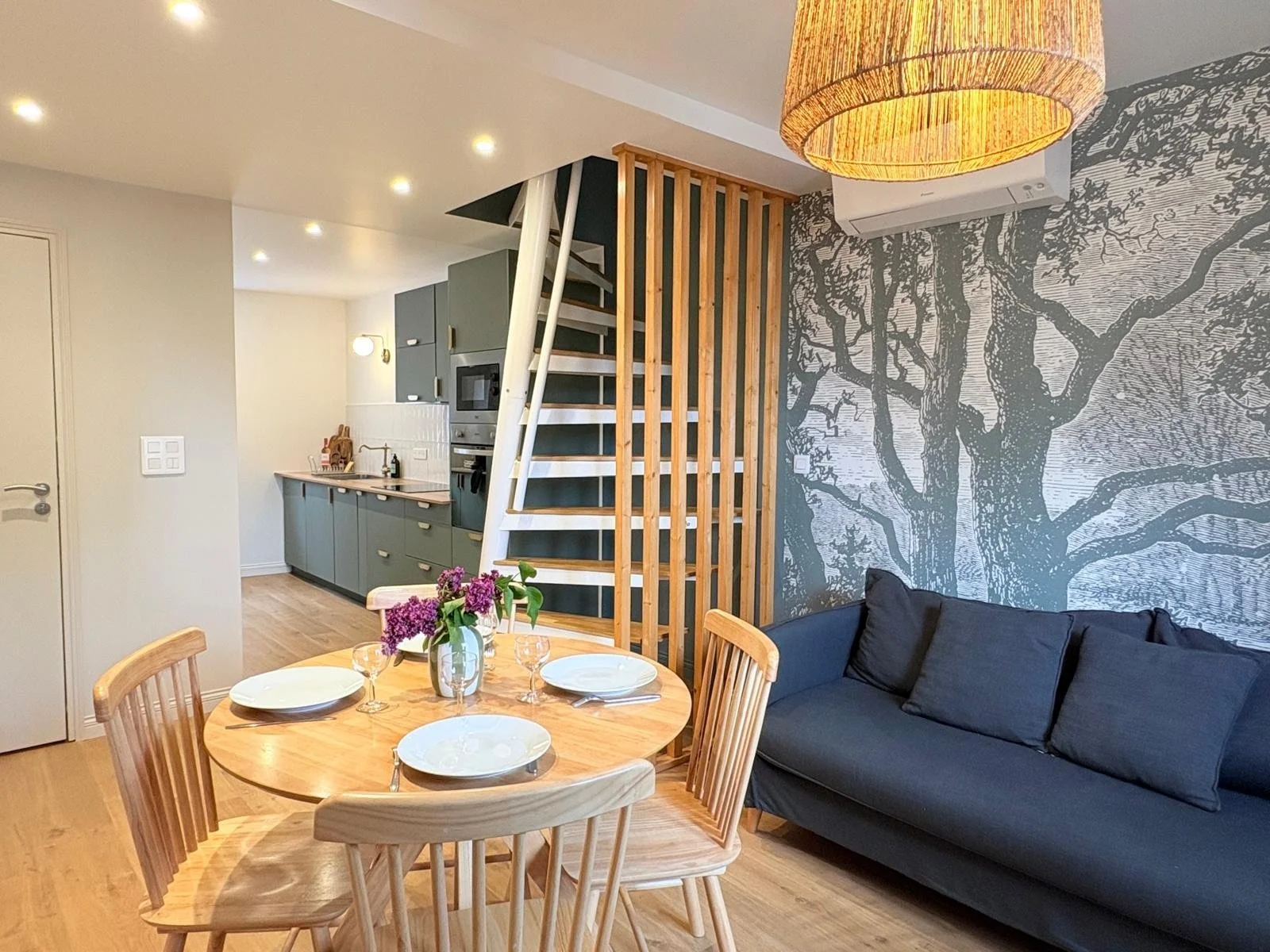 Salon pour 4 personnes et cuisine spacieuse moderne et chaleureuse à l'Adresse Rempart Sud à Eguisheim