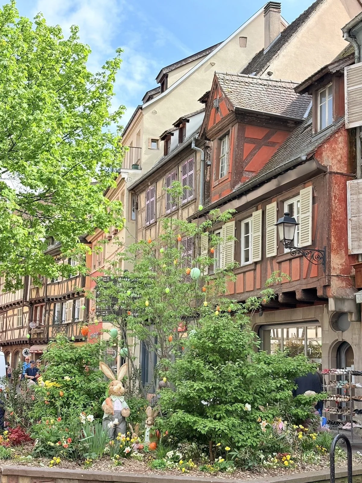 Maisons à colombages colorées et décorations de Pâques dans les rues de Colmar