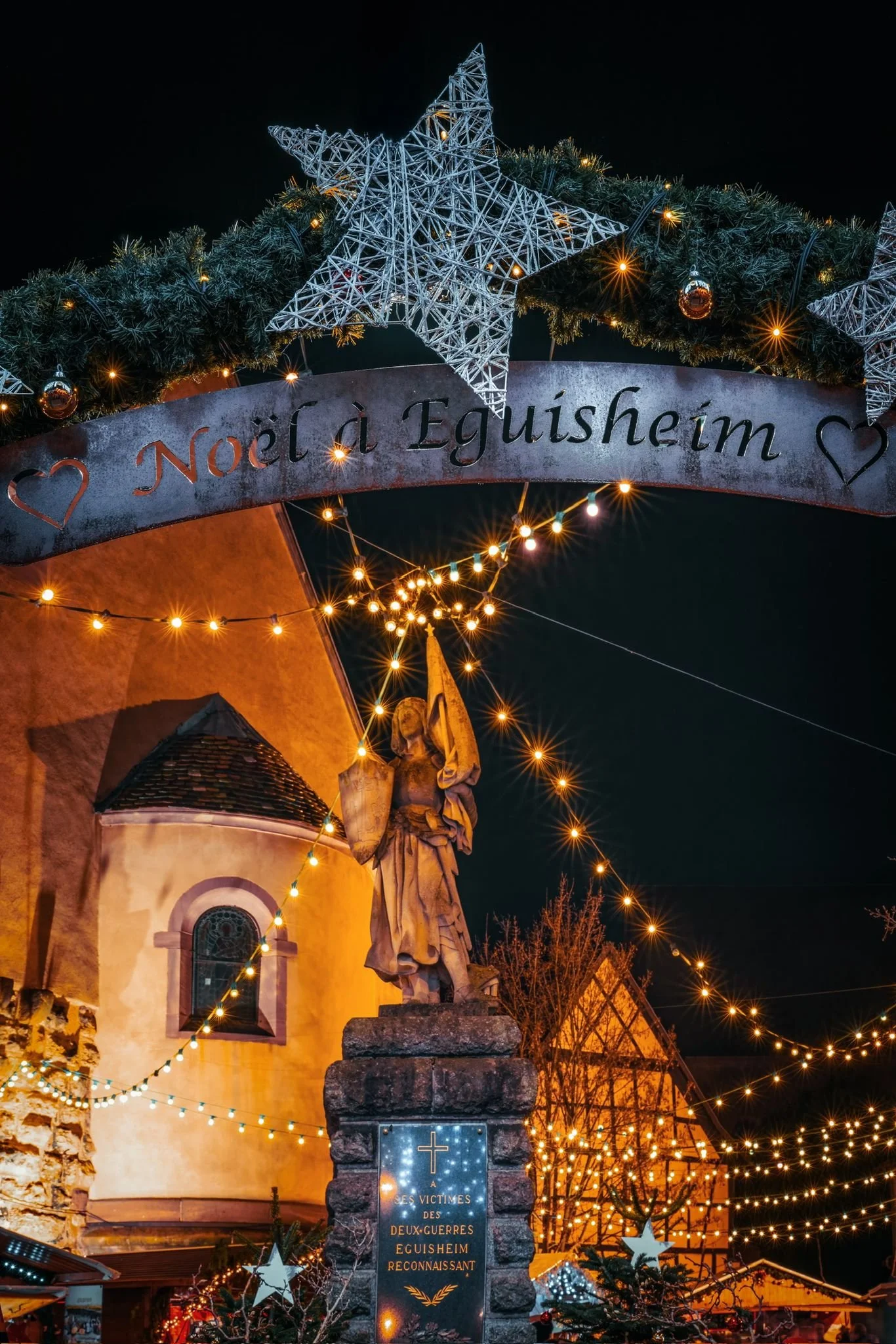 Rues décorés à Eguisheim pendant Noël