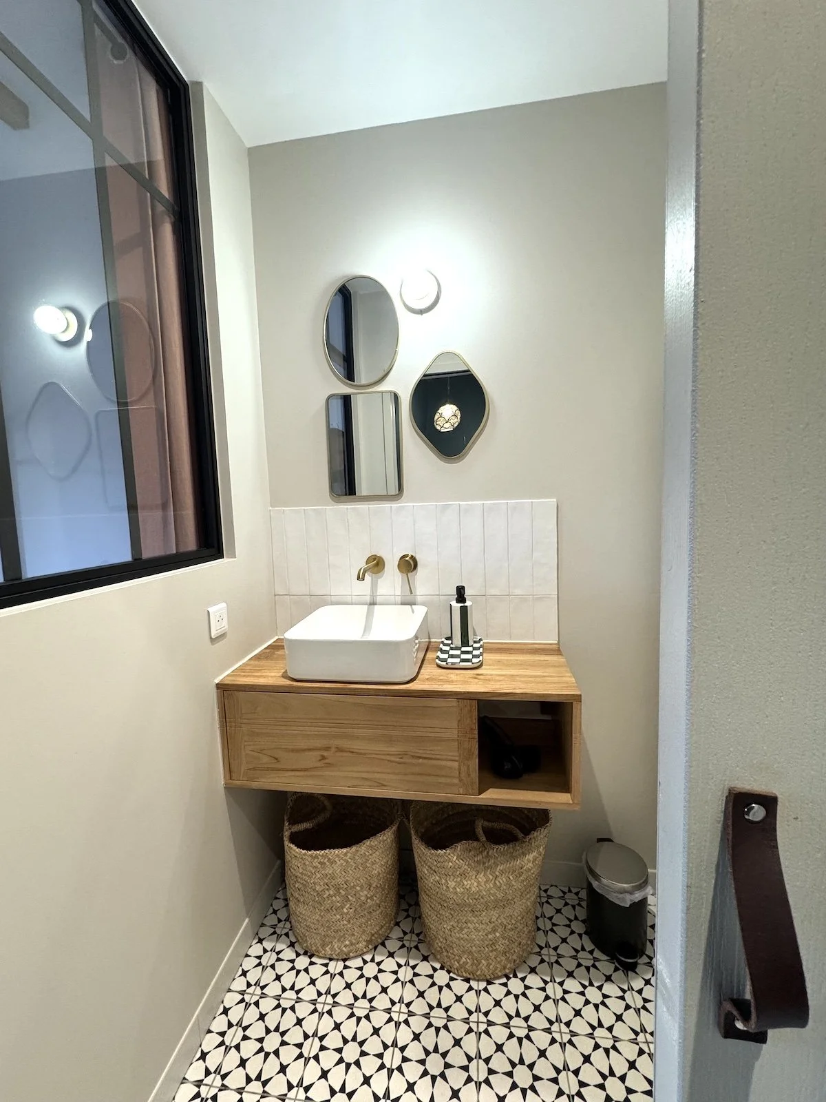 Salle d'eau lumineuse avec verrière en metal donnant sur la chambre parental à l'Adresse Rempart Sud Eguisheim