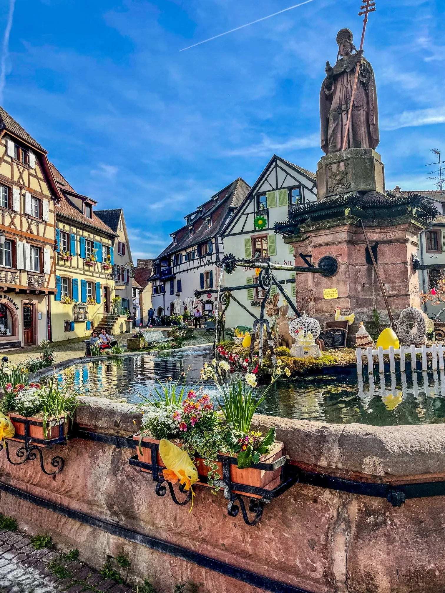 Place du village coloré pendant la période de Pâques à Eguisheim à quelques pas du gîte l'Adresse Rempart Sud
