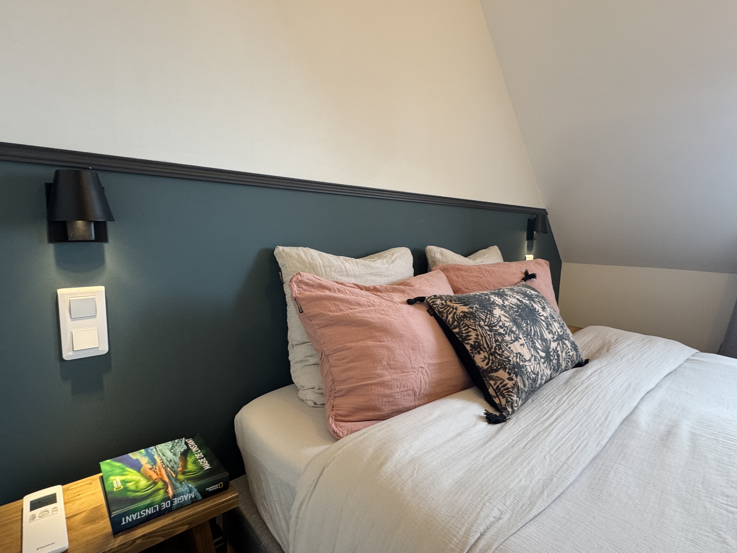 Chambre parentale cosy et lumineuse au coeur des remparts d'Eguisheim, idéale pour un séjour romantique en Alsace.