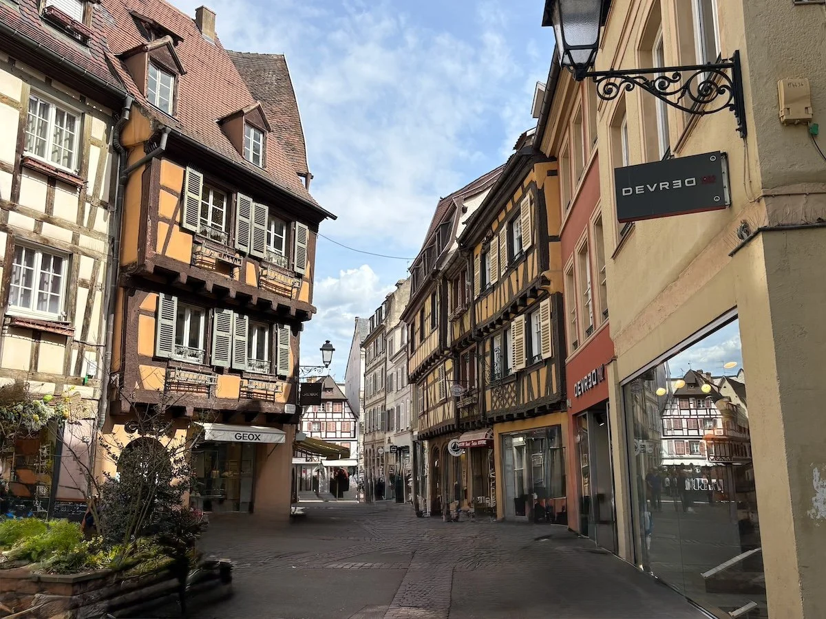 Maisons à colombages colorées dans les rues de Colmar