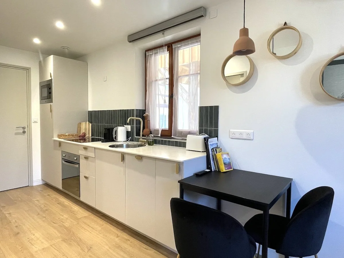 Cuisine spacieuse et moderne dans le studio à L'Adresse Rempart Sud à Eguisheim