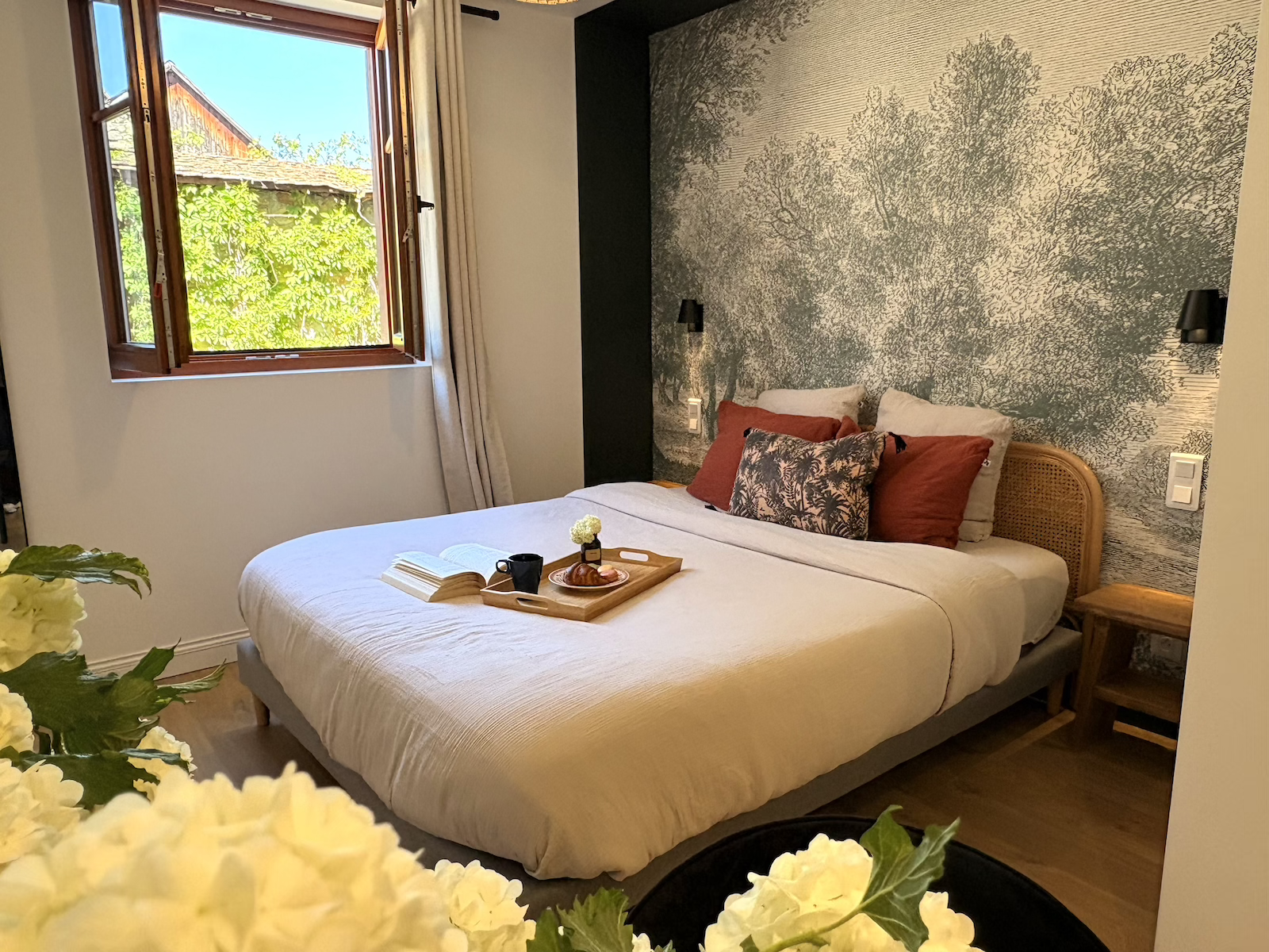 L'Adresse Studio Rempart Sud avec sa décoration soignée et sa vue sur les remparts.