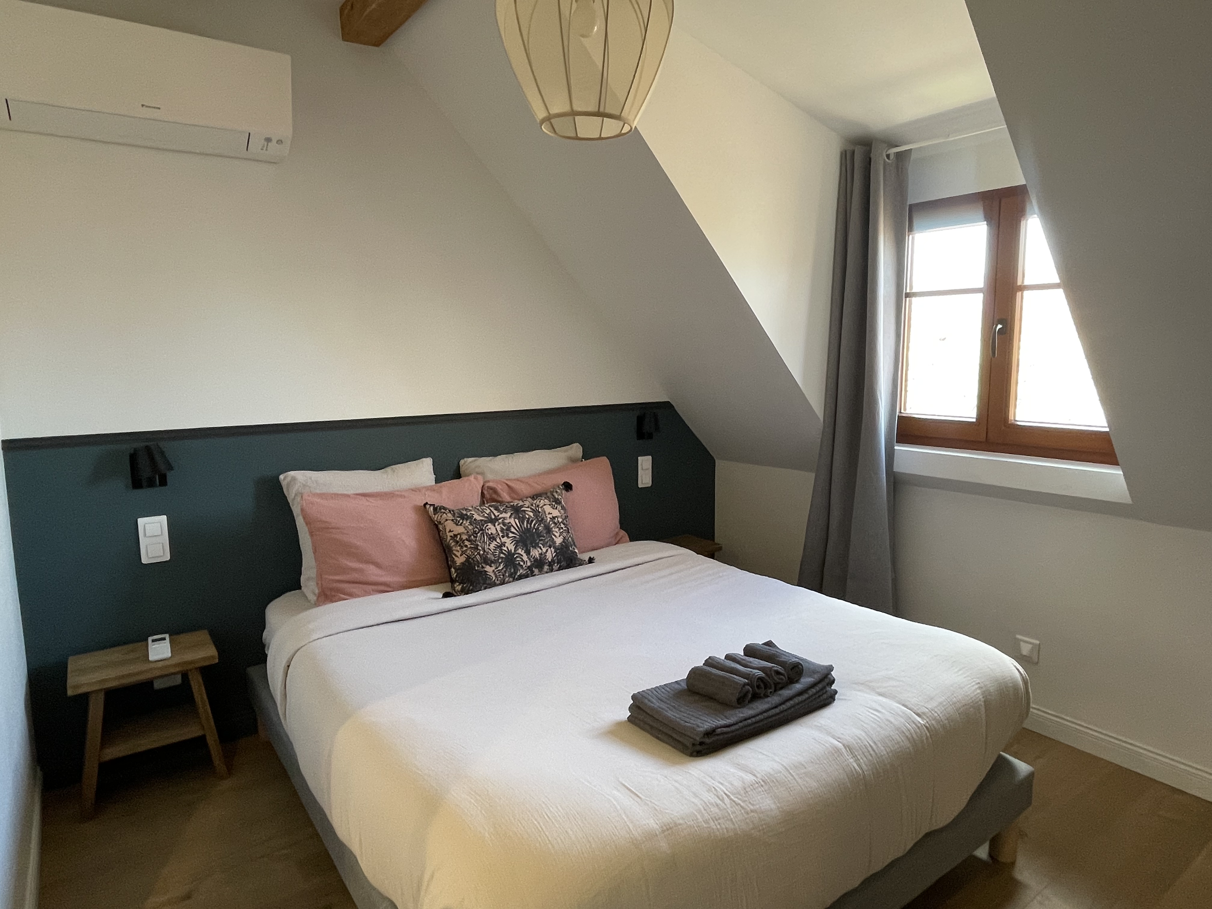 Chambre confortable avec vue sur les nids de cigognes du village d'Eguisheim