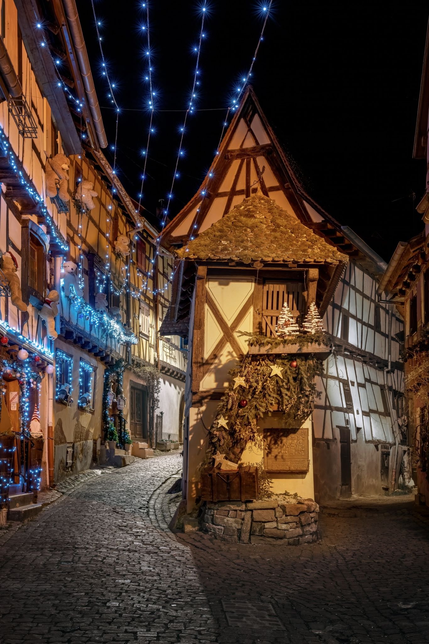 Les remparts d'Eguisheim décorés pendant la période de Noël - le pigeonnier
