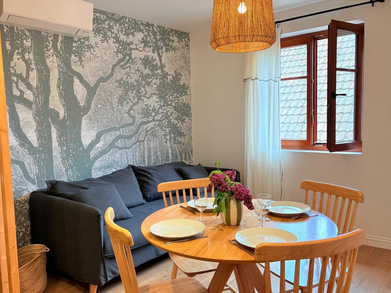 Table dressée pour 4 personnes dans le salon cosy de l'Adresse Rempart Sud à Eguisheim