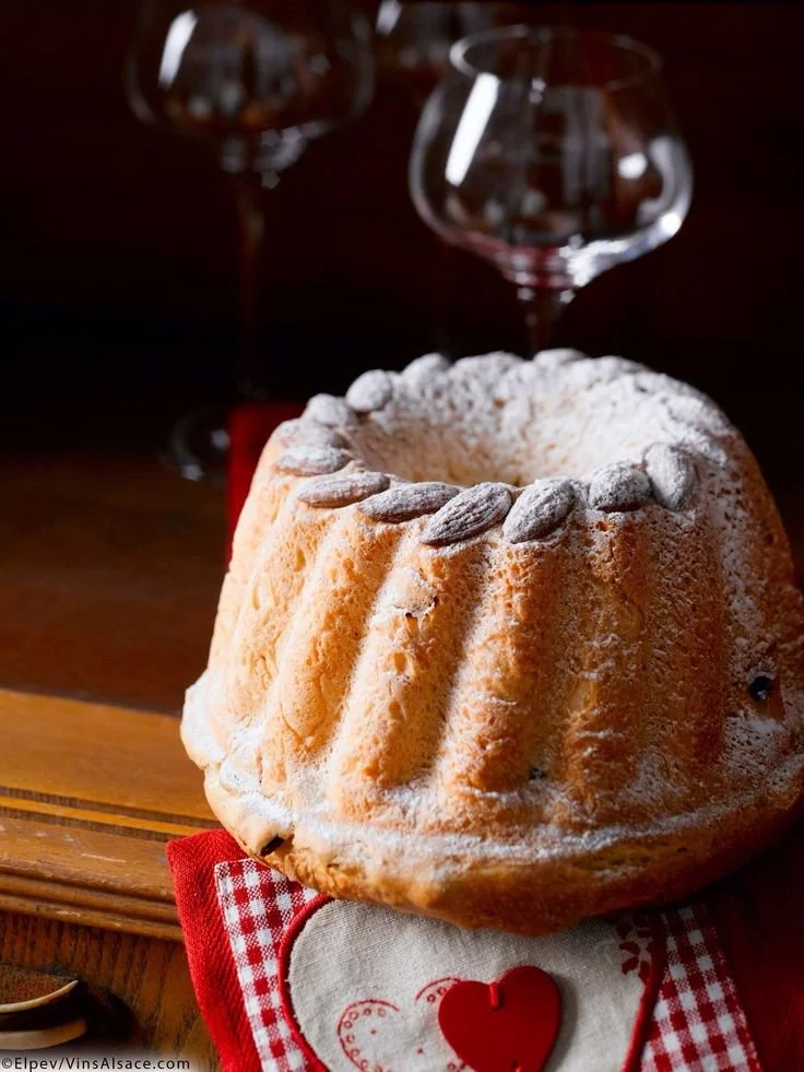 Kougelhopf traditionnel alsacien saupoudré de sucre glace pour une petit-déjeuner gourmand en gîte
