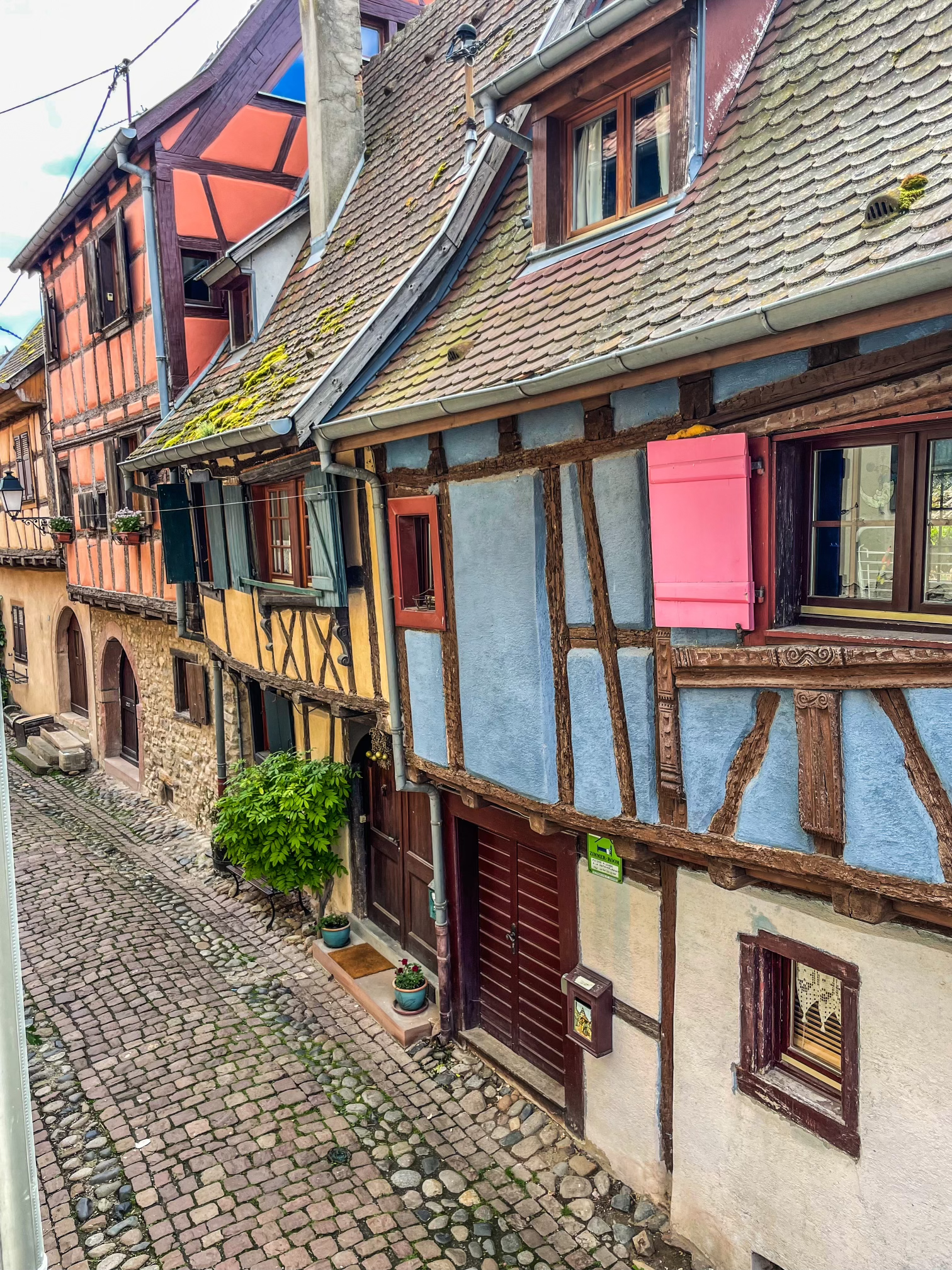 Balade romantique dans les ruelles d'Eguisheim à deux pas de notre gîte L'Adresse Rempart Sud.