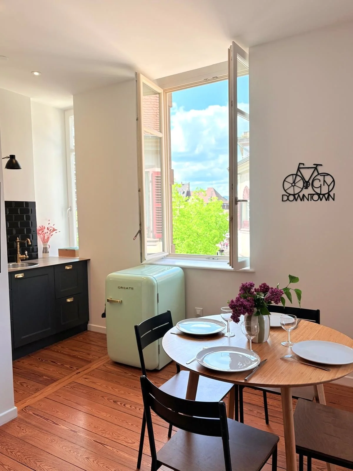 Salon très lumineux et cuisine équipée avec vue sur la Place de la Cathédrale à Colmar 