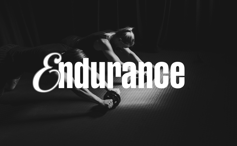 Een persoon die op de grond een plank vasthoudt voor een buikspieroefening in een donkere sportschool, met het woord 'Endurance' eroverheen.