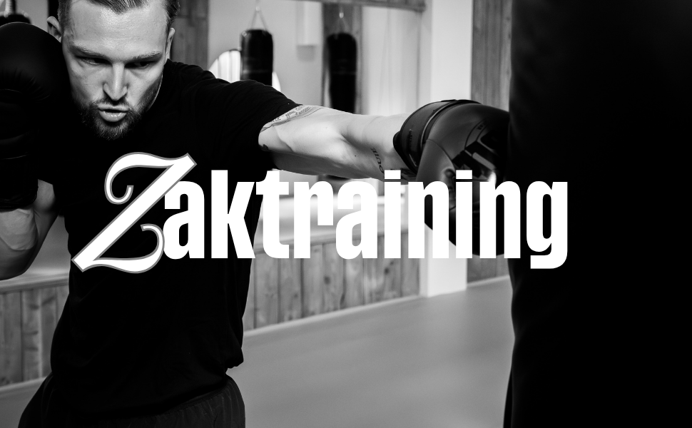 Man die bokstraining doet in een sportschool met de tekst 'Zaktraining' over de afbeelding.