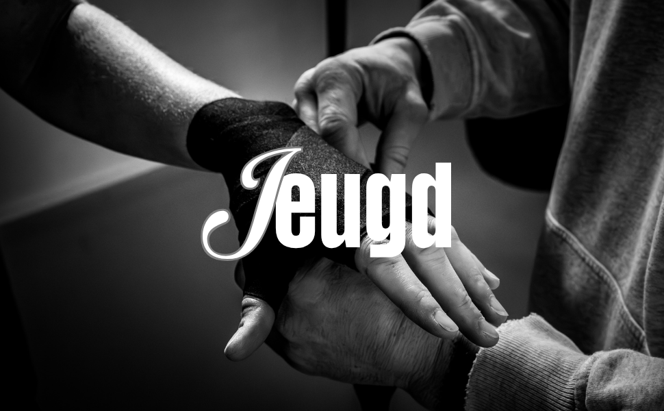 Twee mensen vastpakken met de woorden 'Jeugd' eroverheen in wit lettertype.