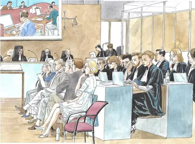Une audience dans une salle d'audience avec des juges, des avocats, et des spectateurs.