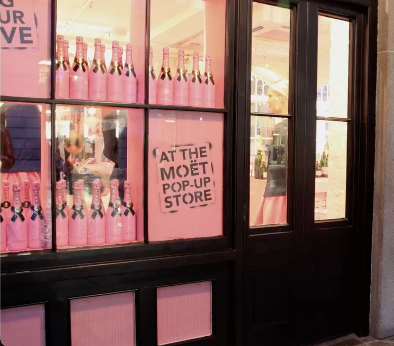 Etalage van de Moët-pop-upwinkel met roze merkdisplays
