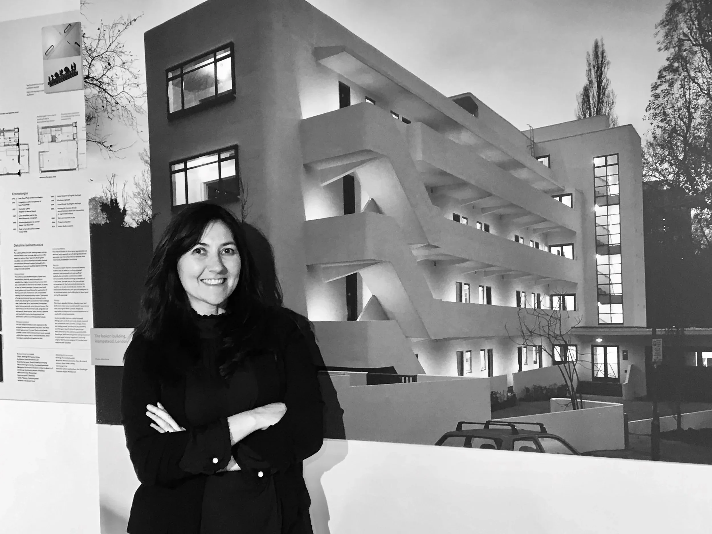 Mariella Salerno staat voor een zwart-wit architectuurfoto