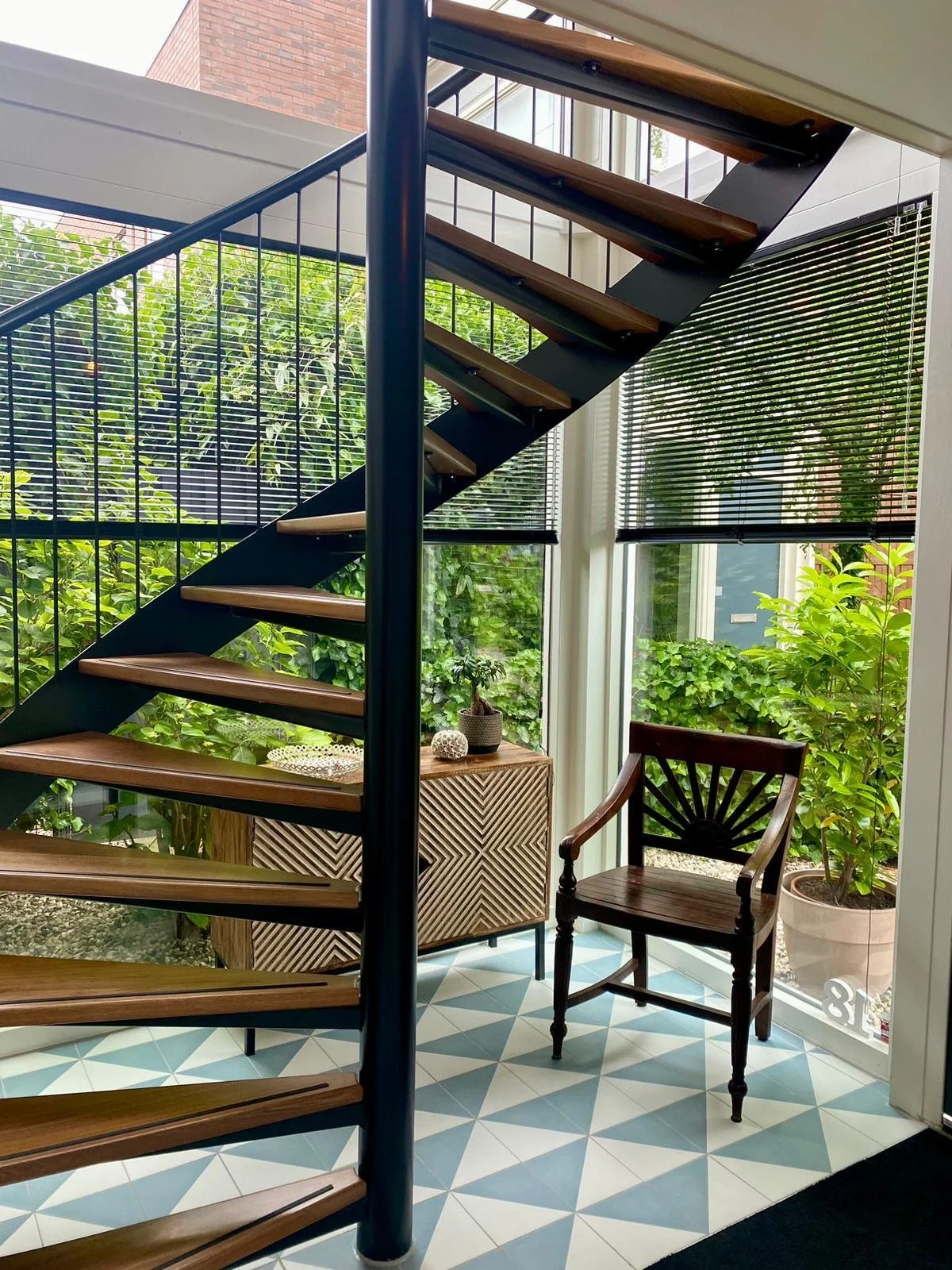 Binnentrap met groen en natuurlijk licht in een stijlvol interieur