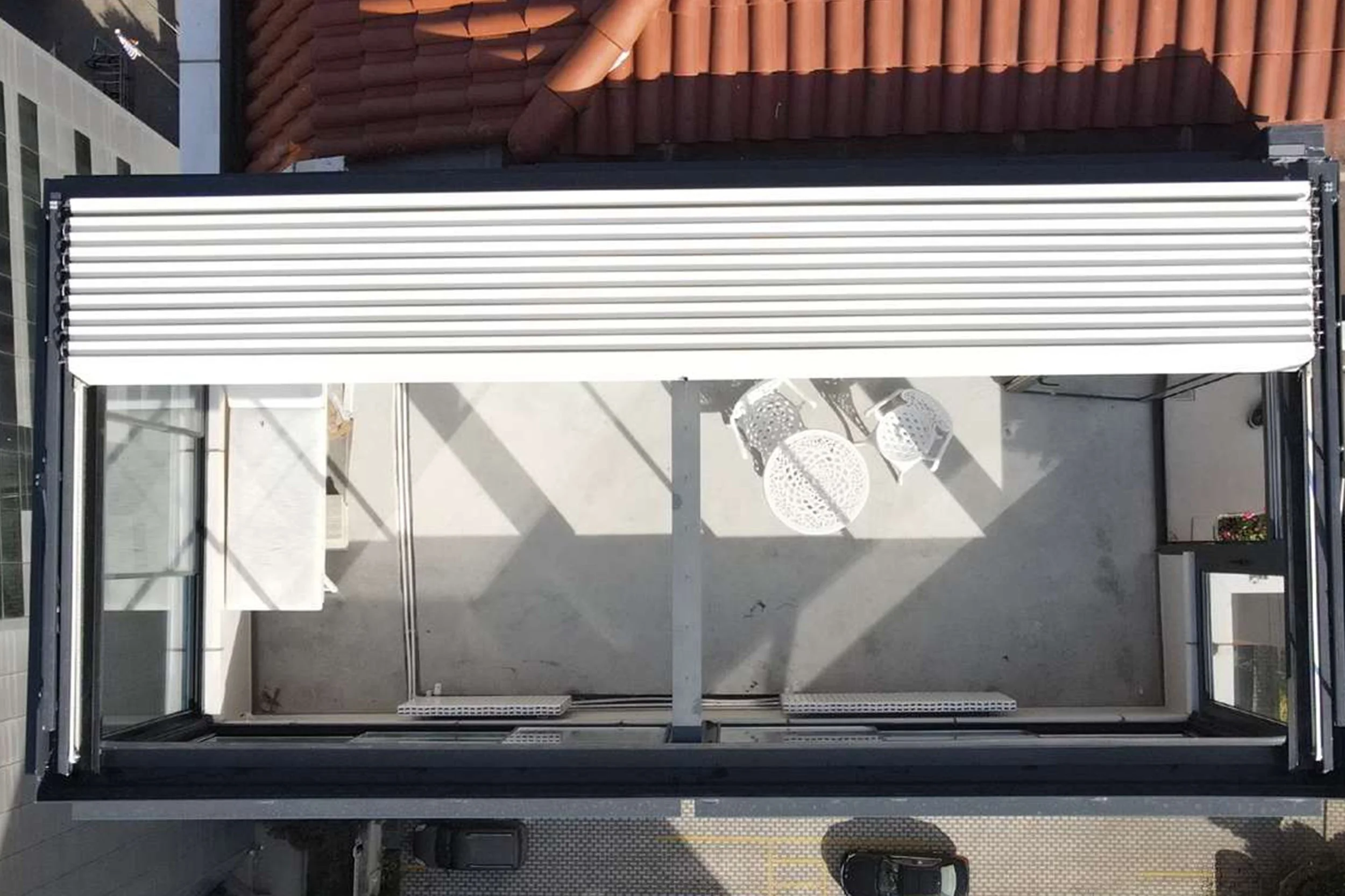 Ausfahrbare Pergola mit geöffnetem Dach für flexible Beschattung und Wetterschutz auf moderner Terrasse