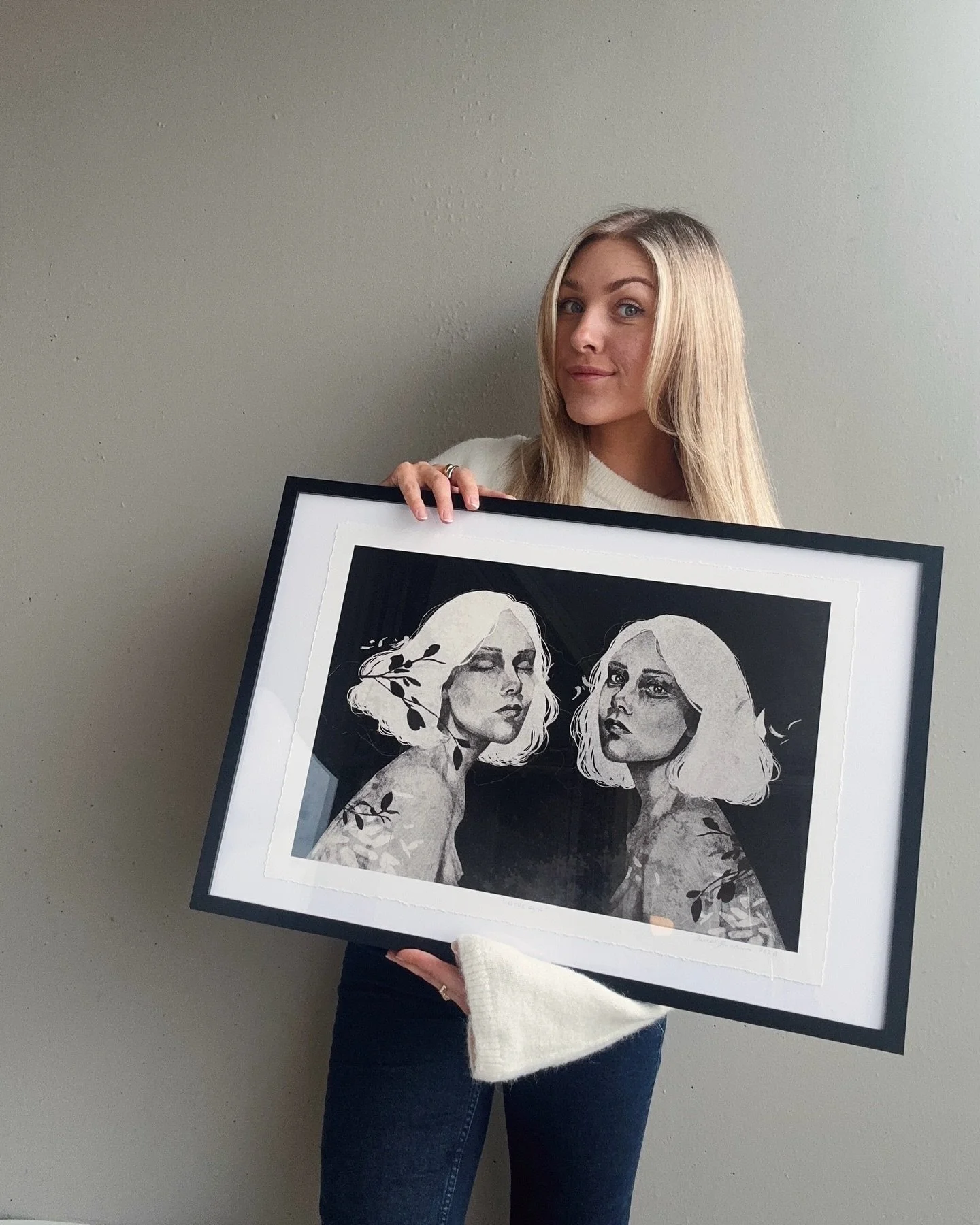 Fine-art print p&aring; 310 g kunstpapir ✨
Svart-hvit versjon av verket "Lukkede &oslash;yne"

Et motiv som utforsker stillhet, n&aelig;rv&aelig;r og relasjoner mellom menneske og natur.

Hver utgave blir signert og nummerert for h&aring;nd