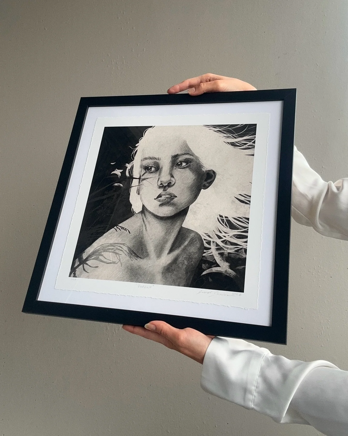 Fine-art print p&aring; 310 g kunstpapir ✨
Svart-hvit versjon av verket "Vindkast"

Et motiv som utforsker stillhet, n&aelig;rv&aelig;r og relasjoner mellom menneske og natur.

Hver utgave blir signert og nummerert for h&aring;nd, og gis ut