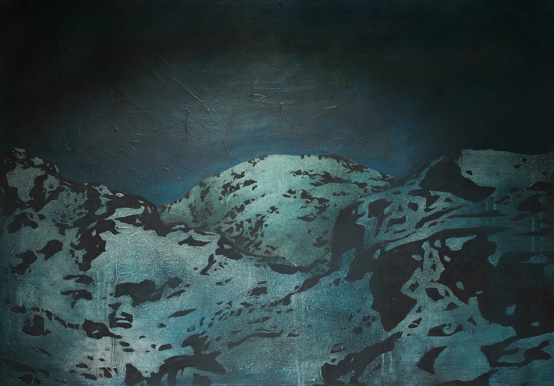 Et maleri av snødekte fjell med mørk himmel og abstracte svarte former i forgrunnen.