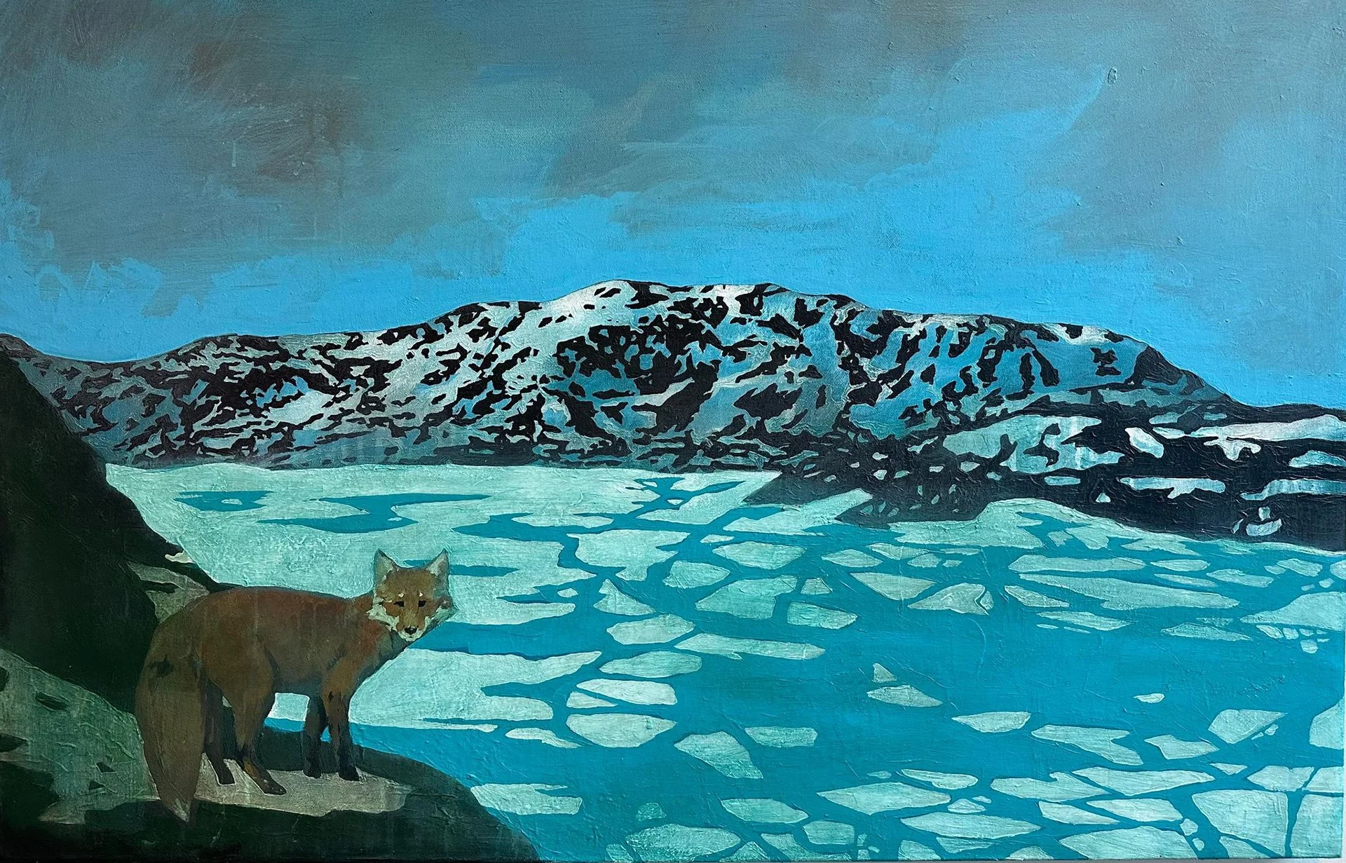 Fjell med snø, isfjell og en rødrev i forgrunnen