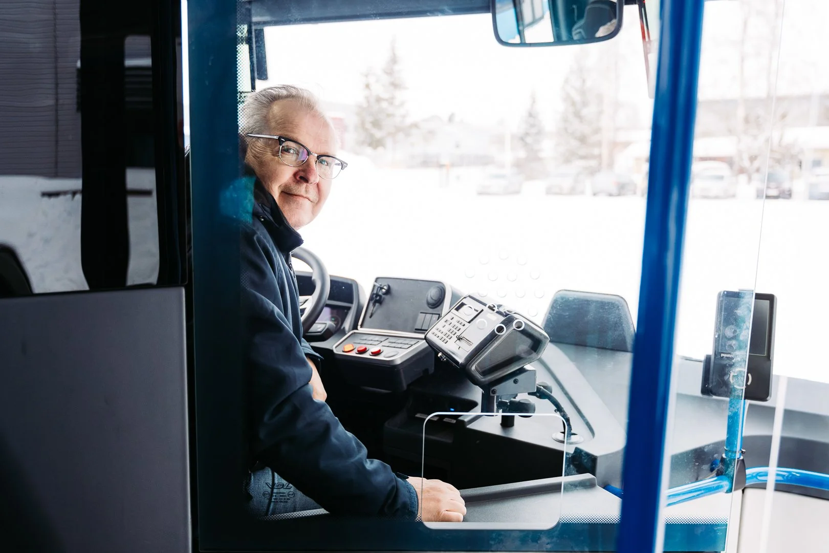 VDL bussien kuvapankki valokuvaus. Henkilö bussin ratissa.