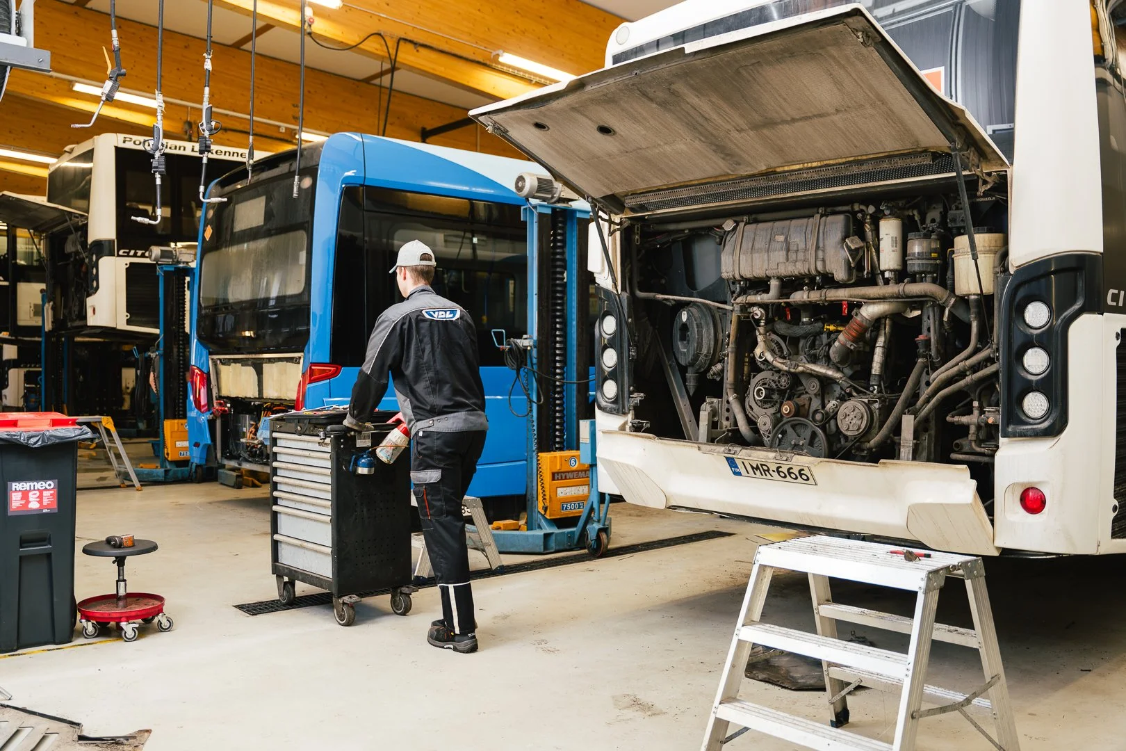 VDL bussien kuvapankki valokuvaus. Mekaanikko huoltaa bussia.
