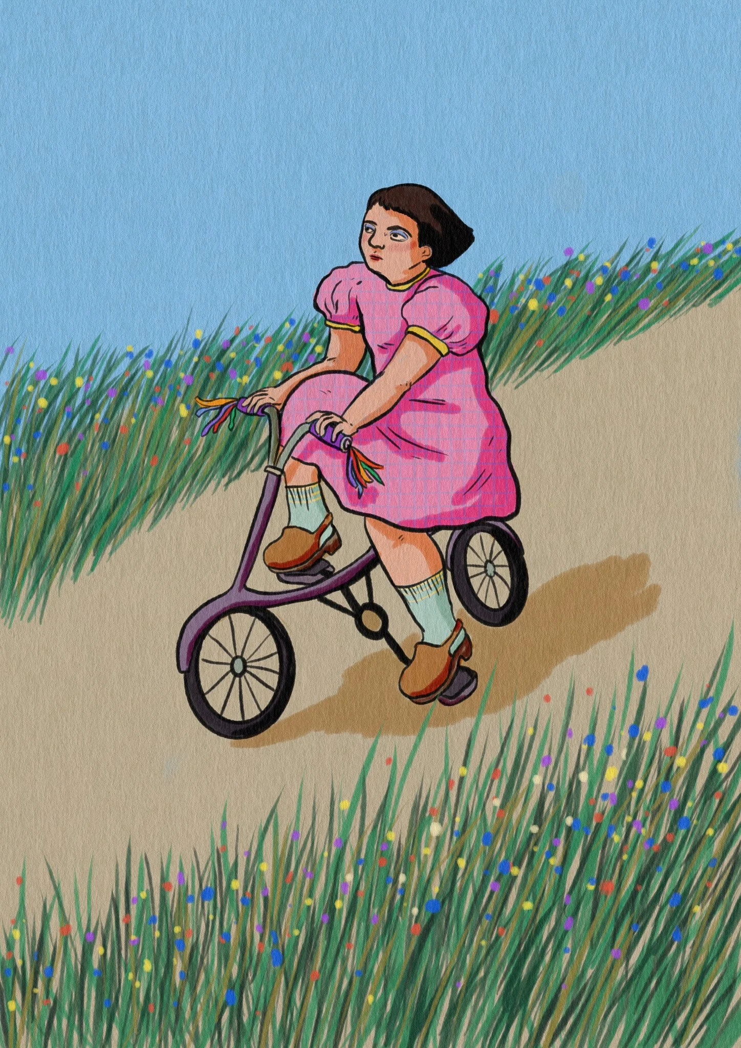 Une fille en robe rose, portant des chaussettes hautes et des chaussures marron, fait du vélo sur un sentier à travers un champ herbeux parsemé de fleurs colorées, sous un ciel bleu.