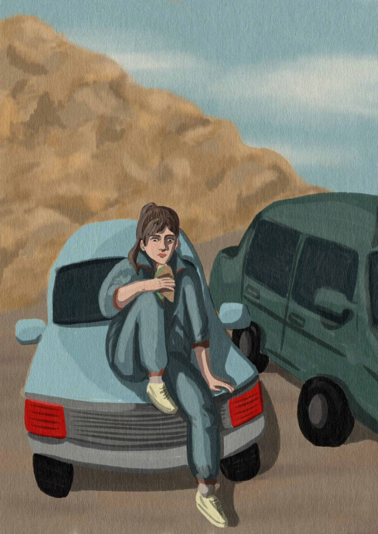 Une jeune femme assise sur le capot d'une voiture, semblant préoccupée ou pensive, avec deux voitures garées à côté d'elle dans un paysage de montagnes ou de collines en arrière-plan.