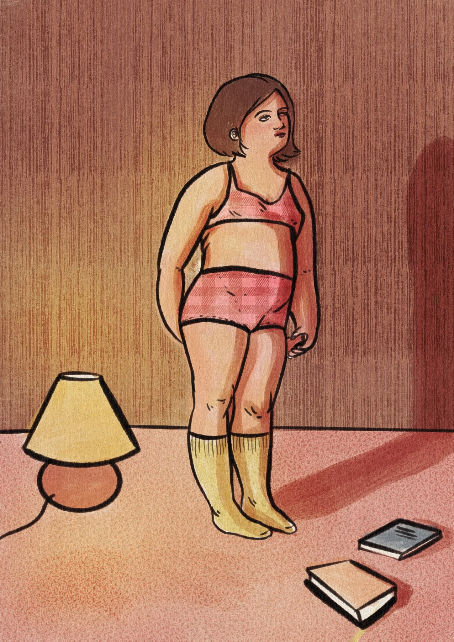 Une femme en sous-vêtements, portant des shorts rose et des chaussettes jaunes, se tient dans une pièce avec un mur en bois, un lampadaire sur le sol et deux livres à terre.